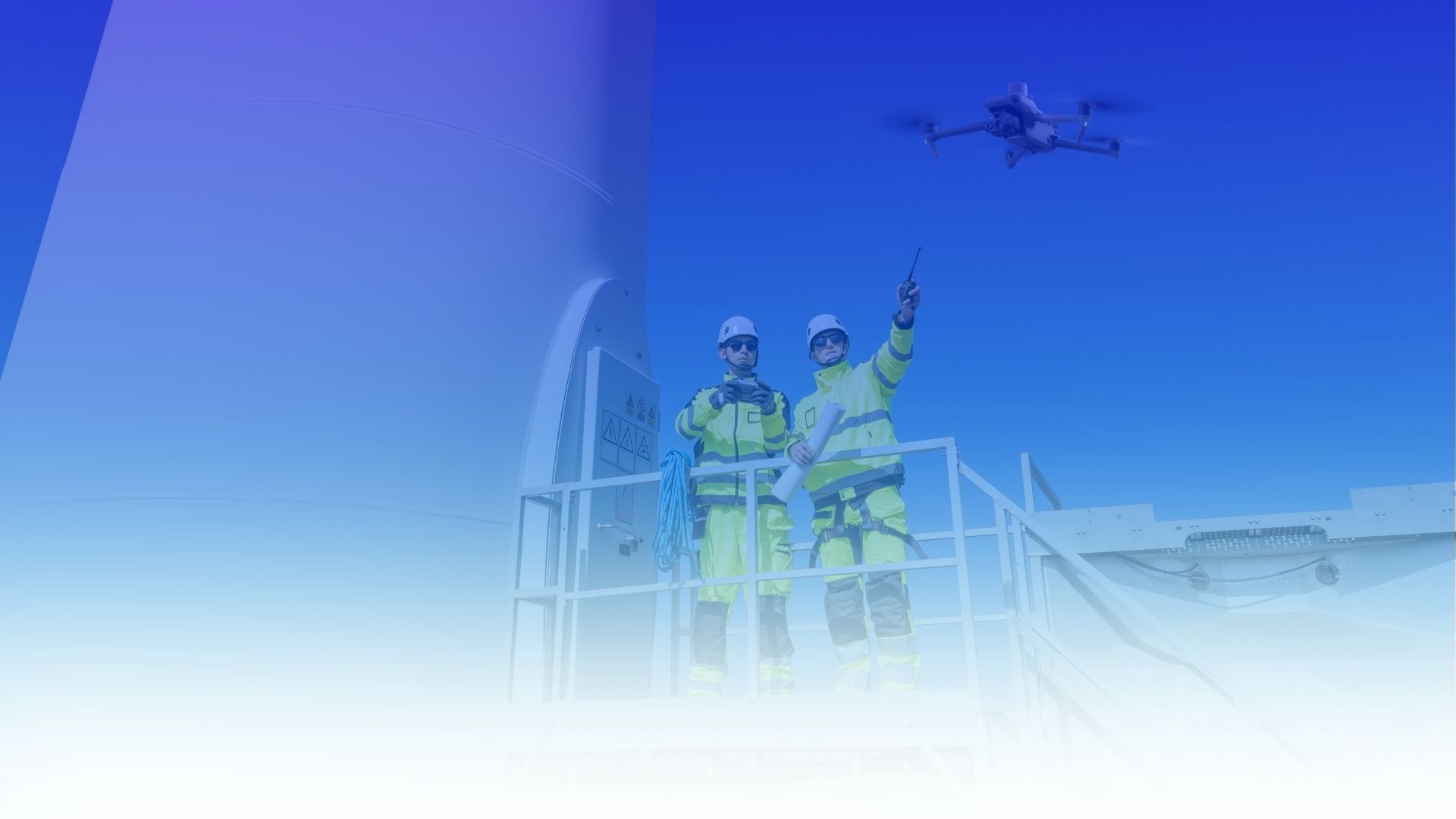 Técnicos operando un dron en la inspección de un aerogenerador