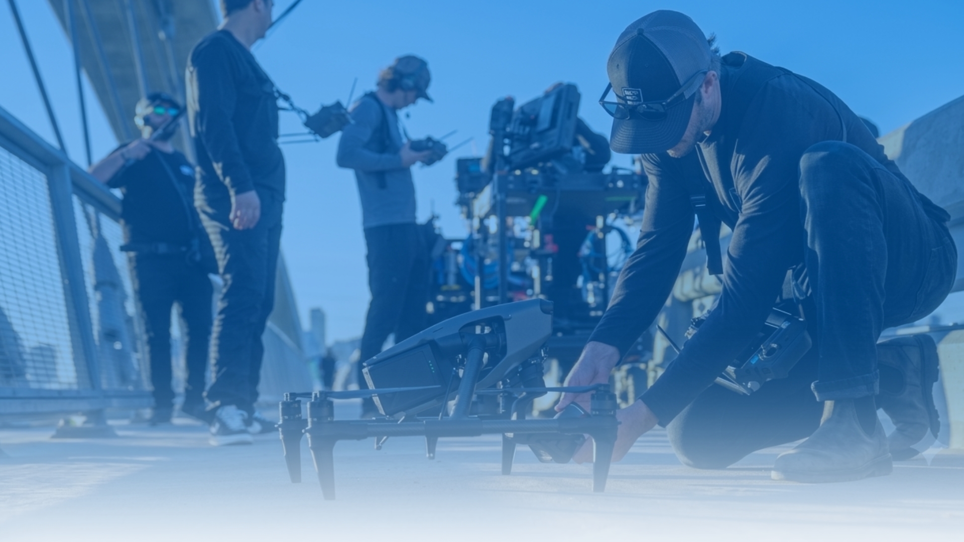 Equipo de producción audiovisual preparando un dron para una grabación