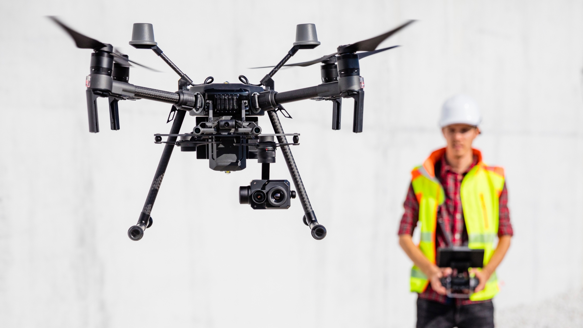 Piloto realizando prácticas de vuelo con dron