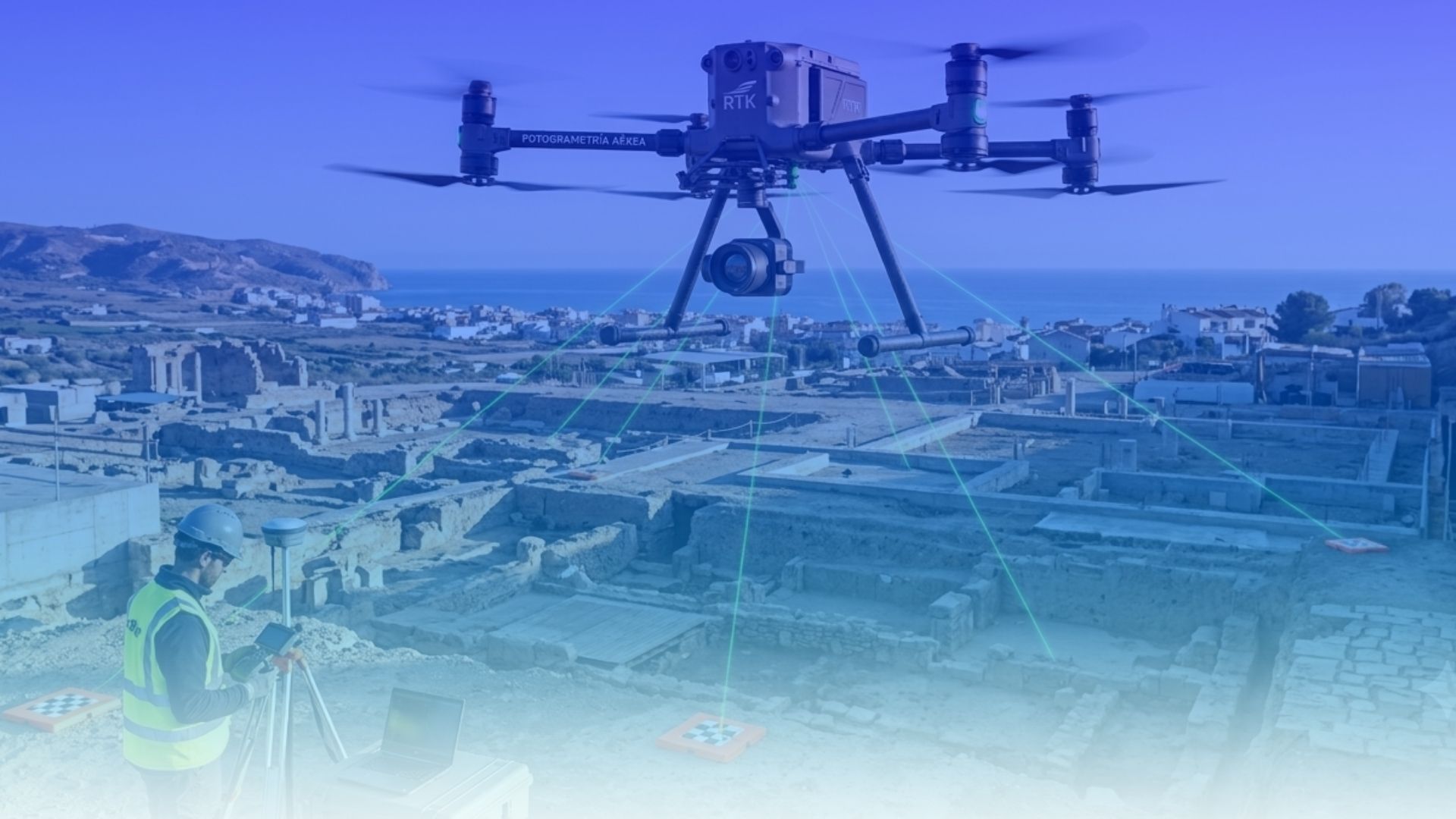 Dron RTK realizando un levantamiento fotogramétrico sobre un yacimiento