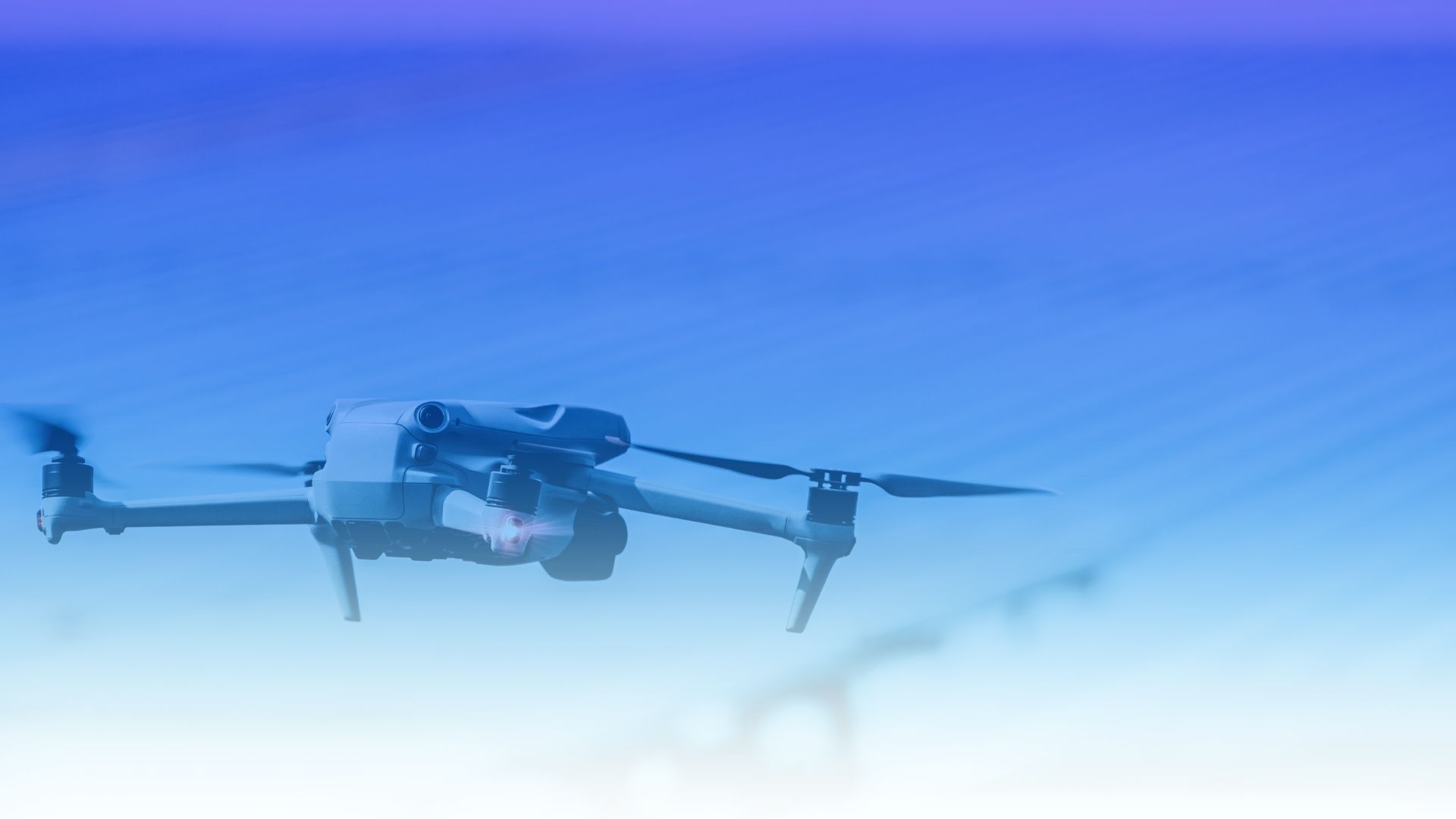 Dron profesional en vuelo durante un servicio aéreo