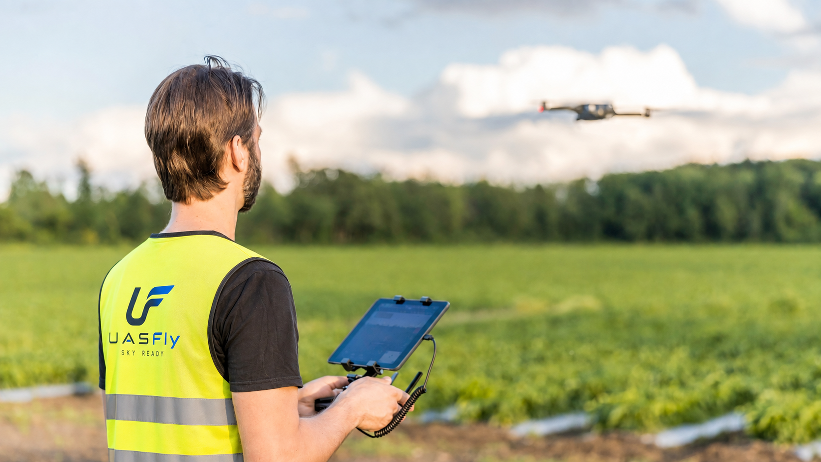 Piloto UASFly realizando prácticas de vuelo con dron
