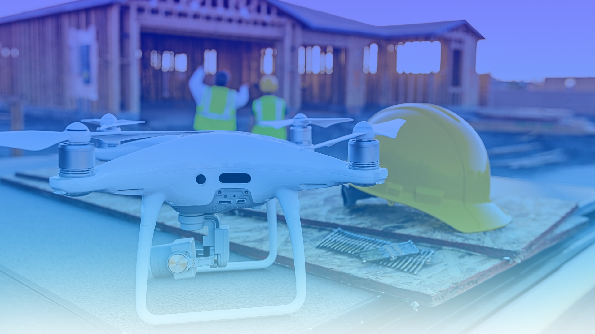 Dron y maquinaria de obra en un emplazamiento de construcción