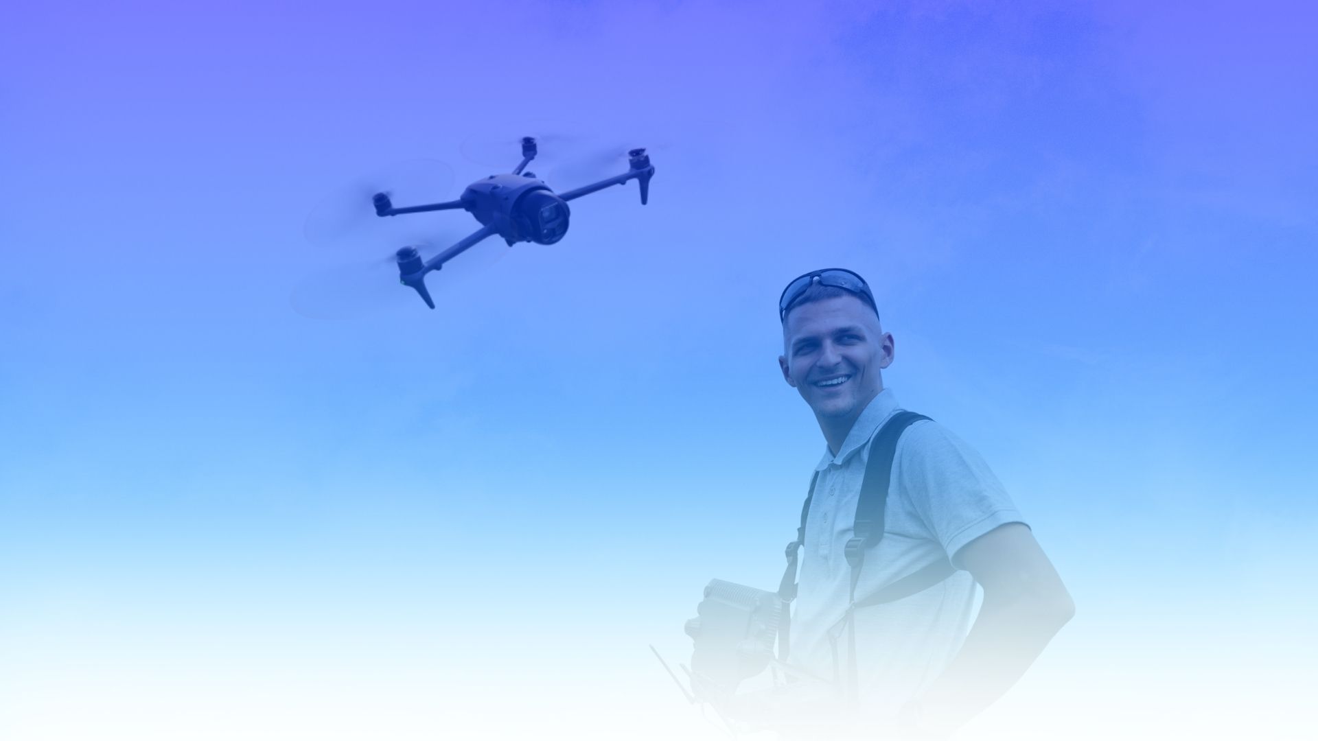 Piloto de drones observando un dron profesional en vuelo durante la formación