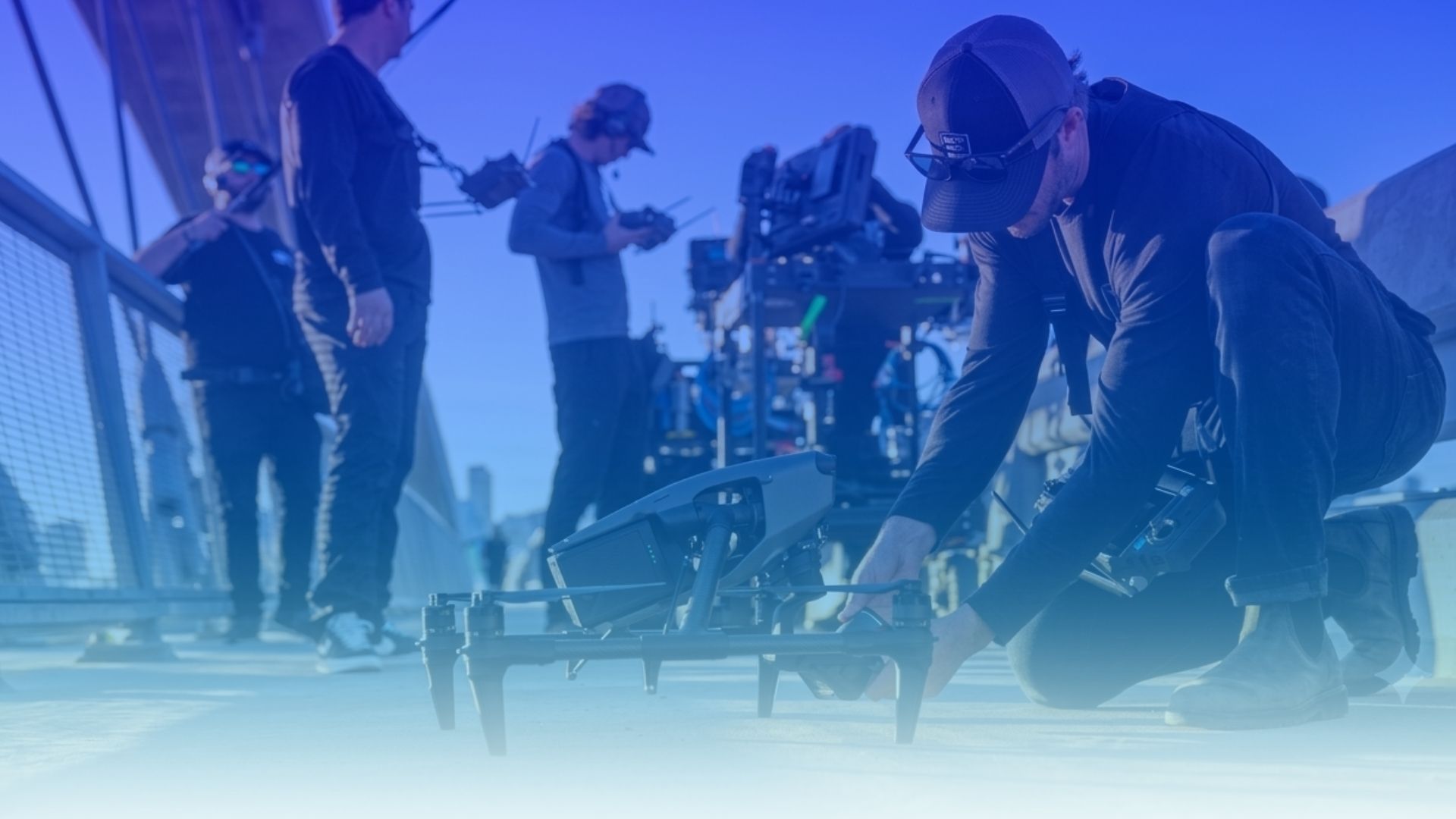 Equipo audiovisual preparando un dron para una grabación aérea